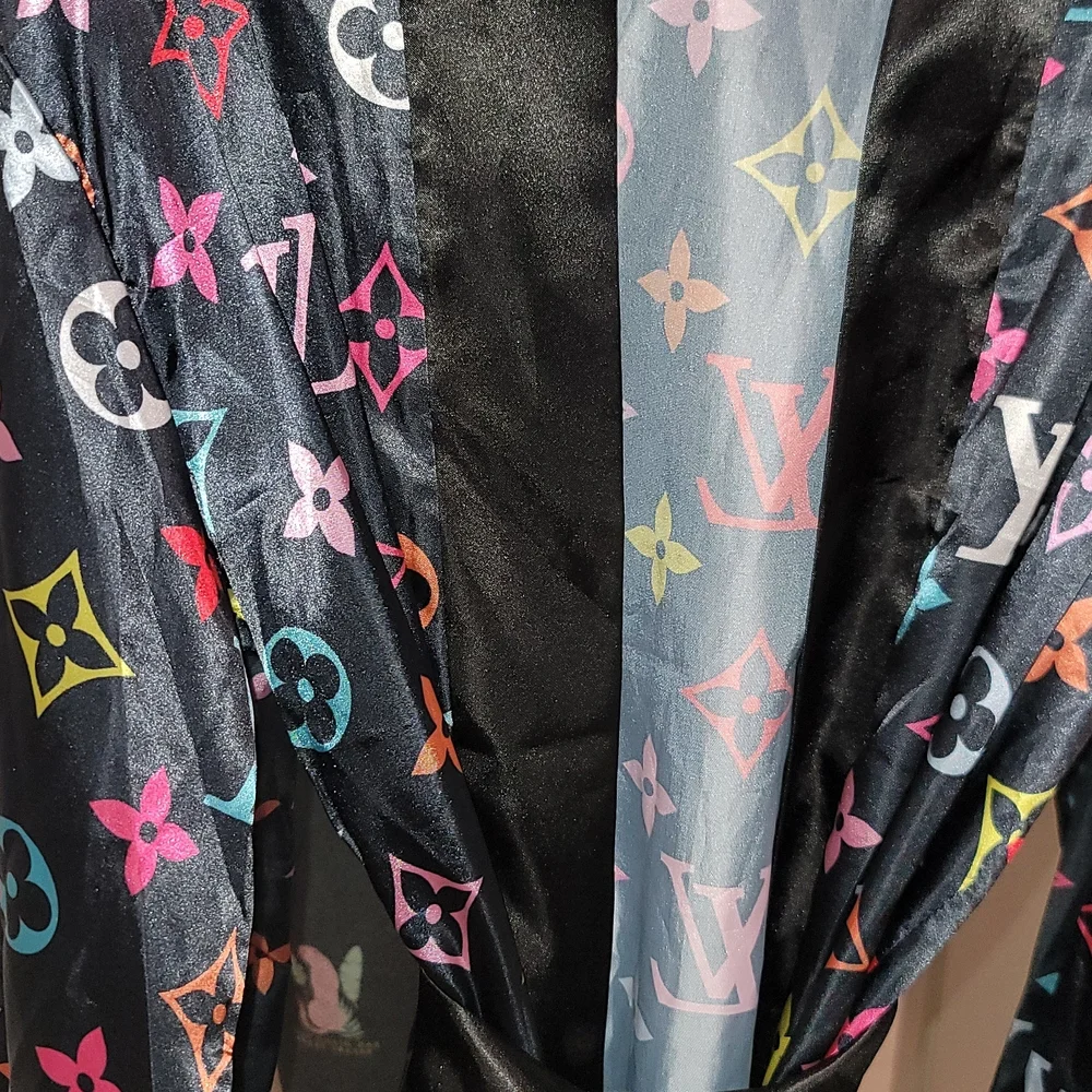 Elegant Black Multicolor Patterned Robe - Picture 3 of 5
